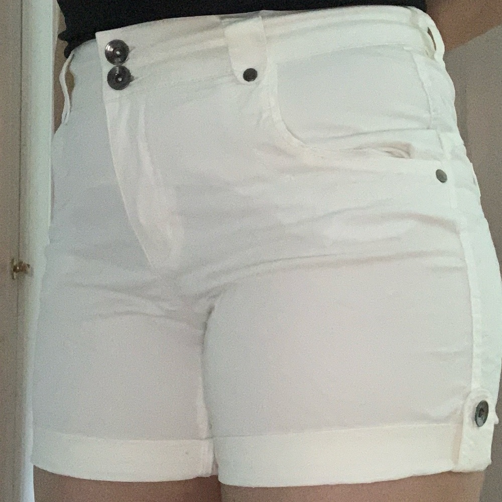 White shorts - Picture 2 of 4